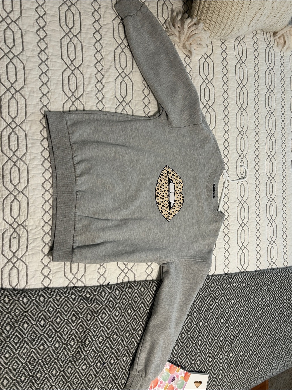 NWOT!Forever 21 Gray Crewneck Sweatshirt with Leopard Lip Motif